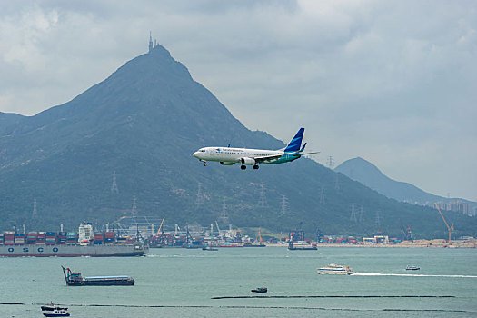 一架印度尼西亚鹰航空客机正降落在香港国际机场