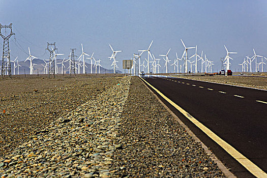 达坂城高速公路旁的风力发电站,新疆乌鲁木齐达坂城区