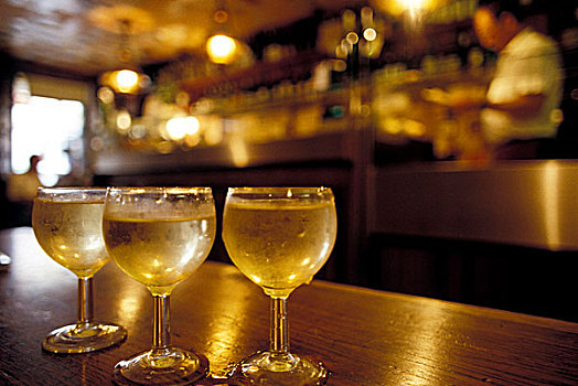 玻璃杯,白葡萄酒,吧台