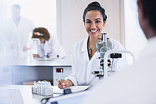 微笑,女性,大学生,指挥,科学实验,科学,实验室,教室