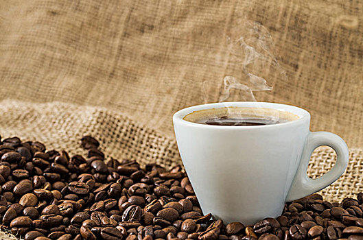 杯子,黑咖啡,围绕,咖啡豆