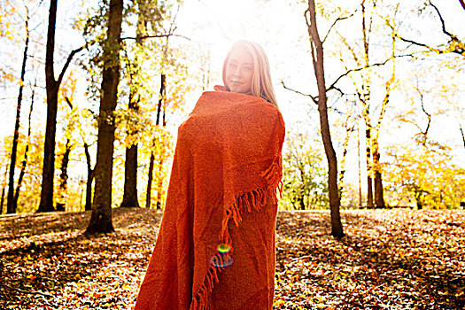 年轻,女人,头像,包着,毯子,秋日树林
