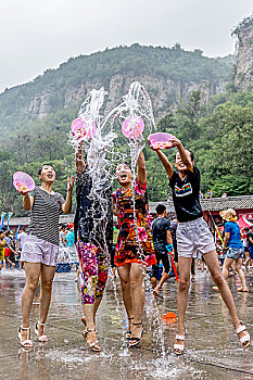 河南鹤壁淇县古灵山风景区的泼水节万众狂欢