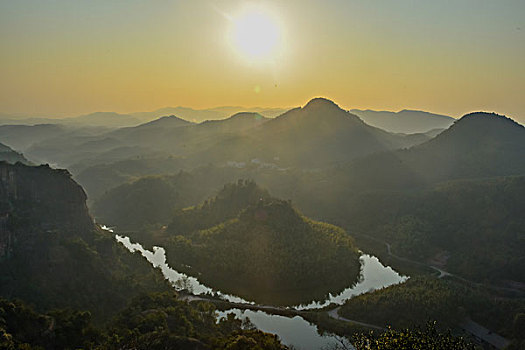 山,丹霞,太阳,蓝天,大气,山脉,驴友,旅行,地质公园,丹霞地貌,灌木,树,草,水潭,素材,平面设计