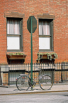 自行车,锁住,停车标志,格林威治村,纽约,美国