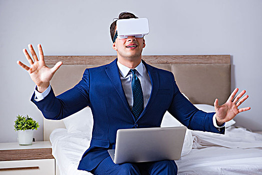 商务人士,戴着,虚拟现实,耳机,卧室