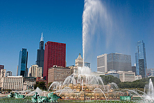 白金汉喷泉,天际线,背景,格兰特公园,芝加哥,伊利诺斯,美国