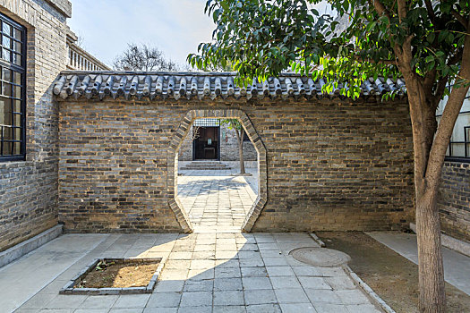 山东省聊城市东阿阿胶城内的中式园林墙园林门建筑