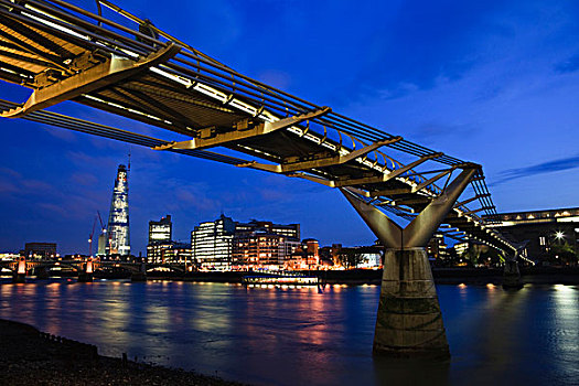 千禧桥,步行桥,现代办公室,住宅,建筑,南方,堤岸,泰晤士河,黄昏,伦敦,英格兰,英国,欧洲