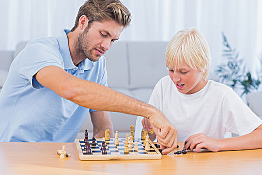 父亲,儿子,玩,下棋,客厅