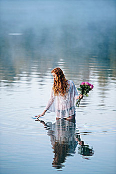 美女,站立,湖,拿着,一束玫瑰,波纹,表面,手指