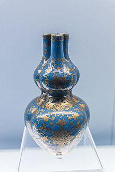 上海博物馆的清咸丰景德镇窑蓝地金彩三管葫芦瓶