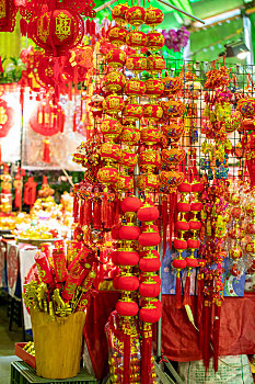 中国春节的年货大街贩卖着春节传统的饰品