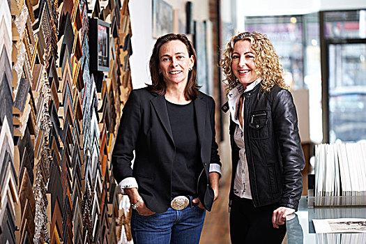两个女人,站立,室内,画廊,小生意,概念,多伦多,安大略省,加拿大