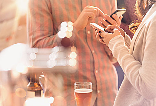男人,女人,发短信,手机,喝,啤酒,酒吧