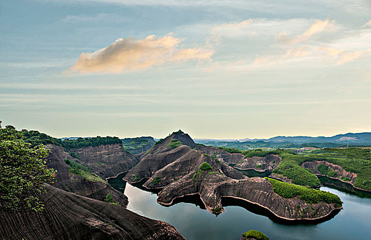 湖南郴州高椅岭丹霞地貌中的湖滨山石形如大,蜥蜴