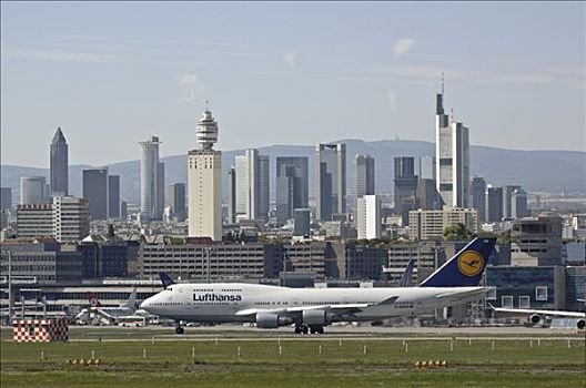 汉莎航空公司,波音747,滑行,飞机跑道,天际线,背景,法兰克福,国际机场,黑森州,德国,欧洲