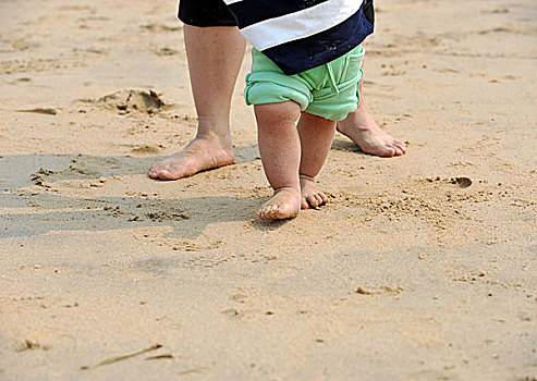 母亲,婴儿,走,海滩