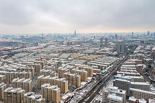 航拍雪后的济南都市风光