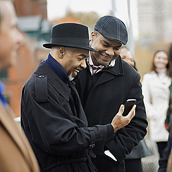 城市生活,两个男人,站立,并排,手机,检查,笑