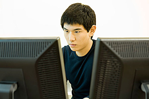 男青年,工作,电脑,两个,显示屏