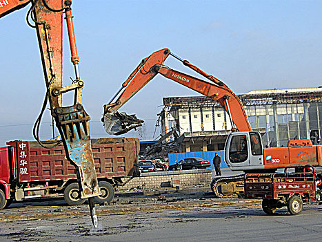 秦皇岛火车站挖掘机在作业