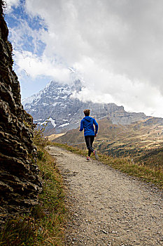 后视图,男人,跑,土路,攀升,艾格尔峰,格林德威尔,瑞士