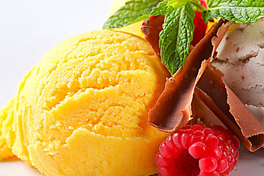 冰淇淋,树莓,巧克力屑