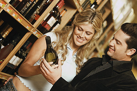年轻,情侣,拿着,葡萄酒瓶,酒品商店