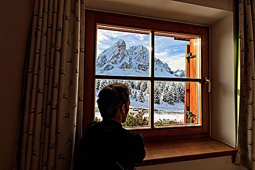 一个,男人,喜爱,围绕,雪,玻璃,窗,山谷,南蒂罗尔,意大利,欧洲