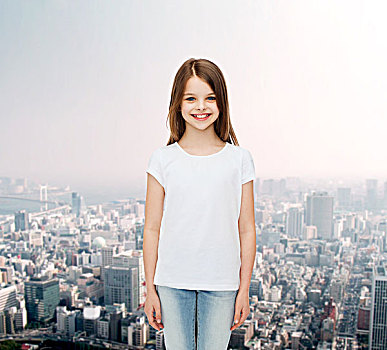 广告,孩子,人,概念,微笑,小女孩,白色,留白,t恤,上方,城市,背景