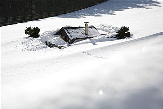 积雪,山区木屋