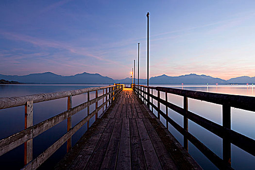 码头,基姆湖,湖,远眺,黄昏,巴伐利亚阿尔卑斯山,巴伐利亚,德国,欧洲