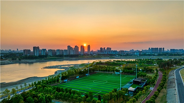 武汉汉江江滩公园的足球场