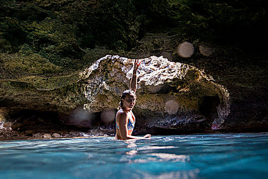 女人,水中,洞穴,看镜头,瓦胡岛,夏威夷,美国