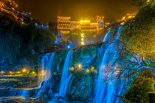 芙蓉镇的雪景,悬挂在瀑布上的千年古镇