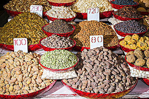 枣,胡桃,葡萄干,丁香,小豆蔻,展示,碗,老德里,香料市场,新德里,德里,印度,亚洲