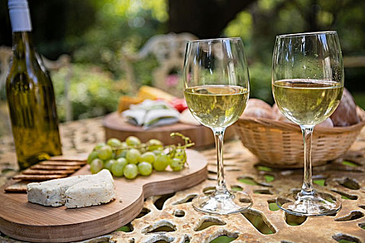 葡萄酒杯,奶酪,葡萄,桌上,花园