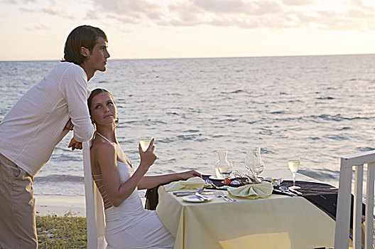 遮盖,海滩,情侣,喜庆,桌子,餐饭,20-30岁,30-40岁,香槟酒杯,香槟,饮料,一起,高兴,和谐,安静,享受,放松,复原,生活方式,度假,休闲