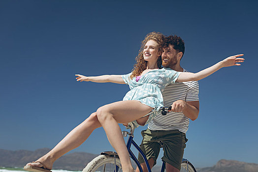 幸福伴侣,享受,自行车,海滩,晴天