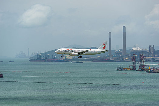 一架港龙航空的客机正降落在香港国际机场