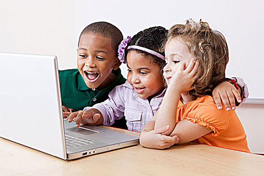 三个孩子,看,笔记本电脑,一起