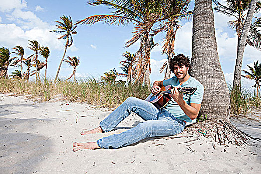 男青年,弹吉他,海滩,肖像