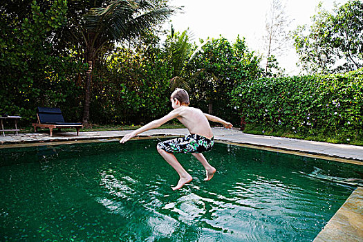 男孩,跳跃,游泳池