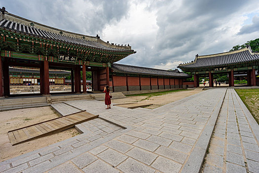 韩国首尔昌德宫仁政门与肃章门走廊景观