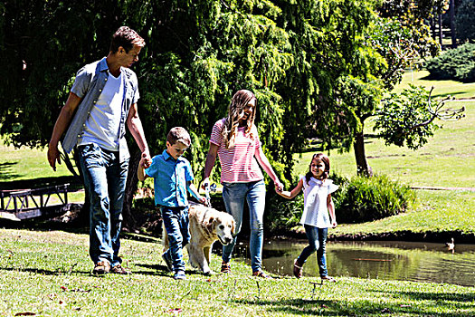 家庭,走,公园,狗,靠近,水塘