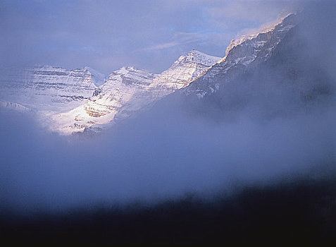 山峦,雾,路易斯湖,班芙国家公园,艾伯塔省,加拿大