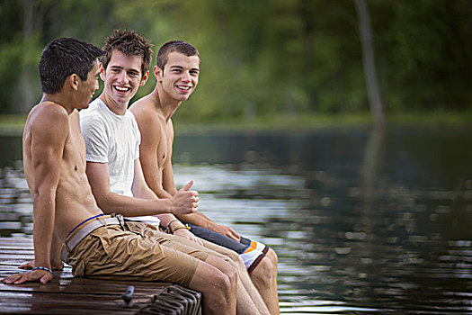 三个男孩,坐,码头,旁侧,水,湖,河,穿,泳裤