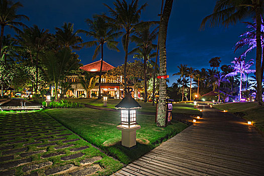 海岛酒店夜景