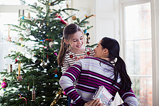 玩耍,母亲,隐藏,圣诞礼物,女儿,客厅